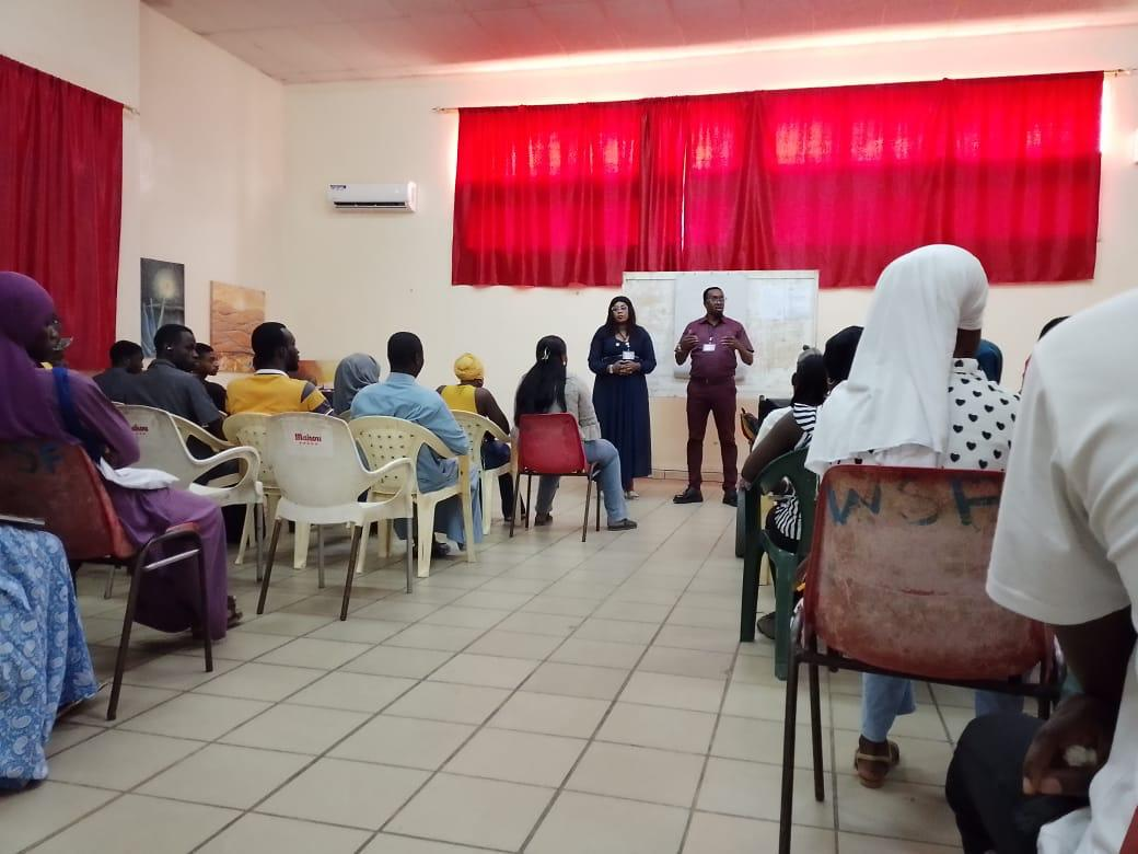 Rencontre culturelle dans une salle du centre
